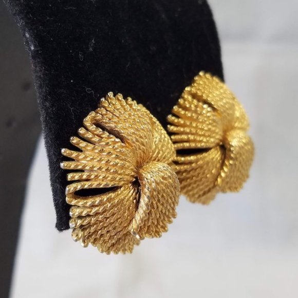 Vintage Monet "Cordelia" Demi Parure set Pin and Clip on Earrings - Picture 7 of 14